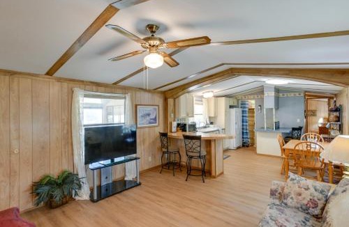 Maryneal House | Blackwell Home w/Enclosed Porch: Steps to Water!