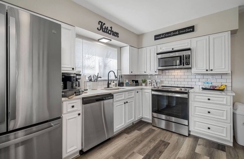Creve Coeur House | Blair's Graffiti House + Game Room - Hot Tub