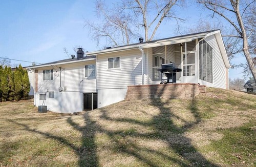 Creve Coeur House | Blair's Graffiti House + Game Room - Hot Tub