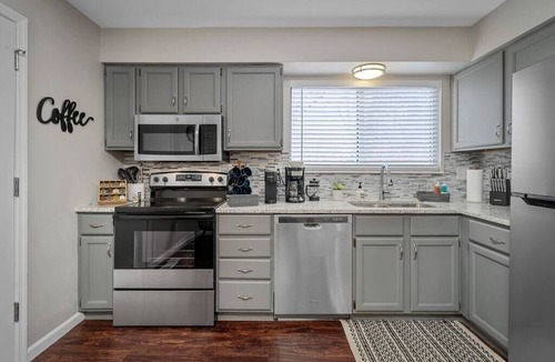 Weldon Spring Heights House | Blairs House 4 Bed 3 Bath - Sleeps 8