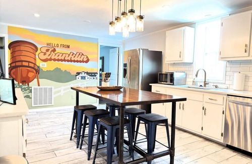 Franklin House | Blakely's Stone Cottage: Walk to downtown Franklin & Civil War Sites