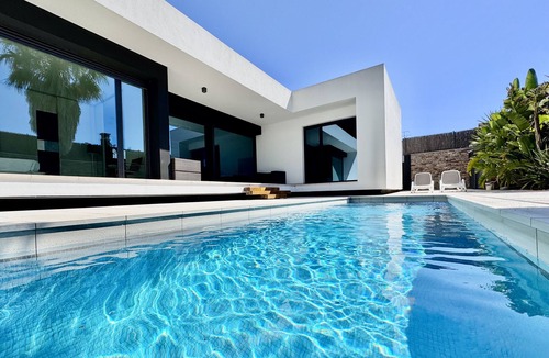 L'Escala Villa | Blanca: Modern villa with private pool and garden