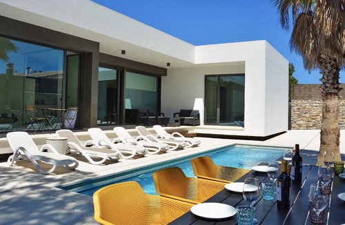 L'Escala Villa | Blanca: Modern villa with private pool and garden