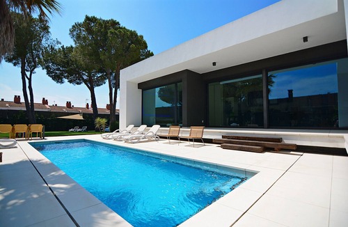 L'Escala Villa | Blanca: Modern villa with private pool and garden