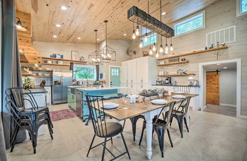 Blanco House | Blanco Riverfront Estate w/2 Homes: 8-Acre Oasis