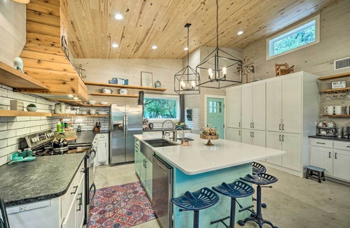 Blanco House | Blanco Riverfront Estate w/2 Homes: 8-Acre Oasis