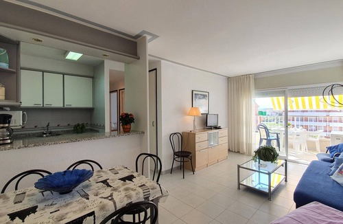 L'Estartit Apartment | Blaumar B38 Estartit apartment rental with pool and air conditioning