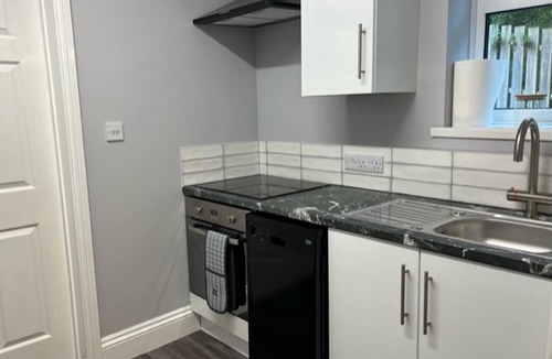 Blaydon on Tyne Apartment | Blaydonburn - Sleeps 4,5 - Parking - Hottub - Yard