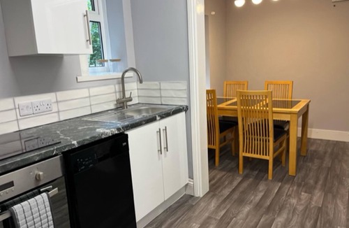 Blaydon on Tyne Apartment | Blaydonburn - Sleeps 4,5 - Parking - Hottub - Yard
