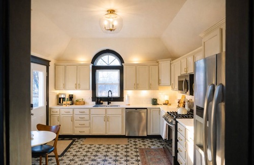 Downtown Des Moines House | Blending Luxury with Historic Elegance Steps from Downtown