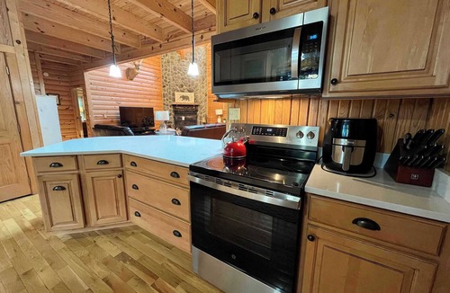 Scottsville Cabin | Blessing by the Lake | Lakeside Cabin|Hot Tub Wifi