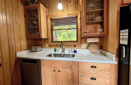 Scottsville Cabin | Blessing by the Lake | Lakeside Cabin|Hot Tub Wifi