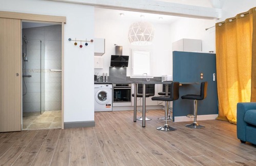 Pernes-les-Fontaines Apartment | Bleu PAP'S