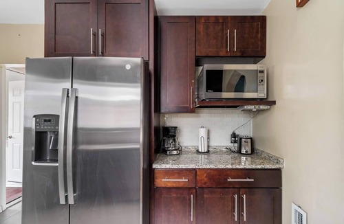 Brookfield House | Bliss in Brookfield - 5BR, 3BR
