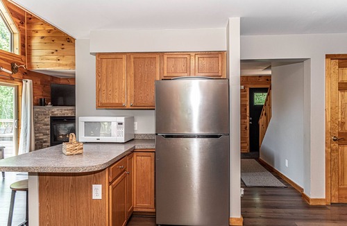 Briar Crest Woods House | BLISS ~Log Chalet ~6BEDROOMS ~4 BA~GAMEROOMS ~HOT TUB~5 MIN. TO SLOPES