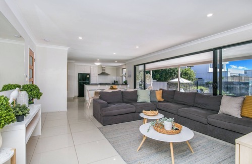 Broadbeach Waters House | Bliss On Blue Waters
