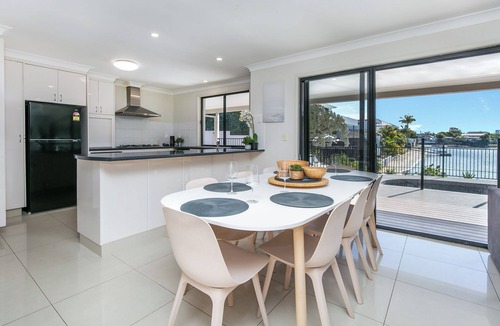 Broadbeach Waters House | Bliss On Blue Waters