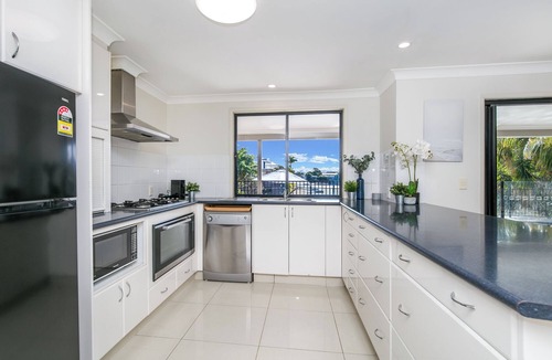 Broadbeach Waters House | Bliss On Blue Waters