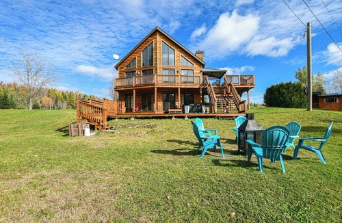 Pine Hill Cabin | Blissful Bay Retreat CITQ 297033