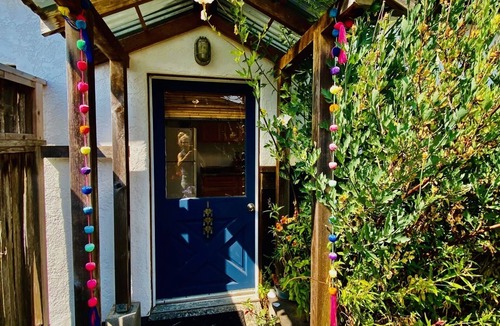 Eureka House | Blissful Beach Bungalow - 5 min from the Beach!
