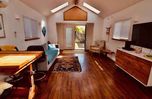 Eureka House | Blissful Beach Bungalow - 5 min from the Beach!
