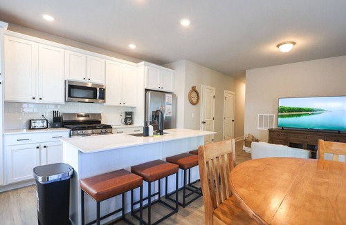 South Haven Ski Chalet | Blissful Daze- 2 pools, Hot tub