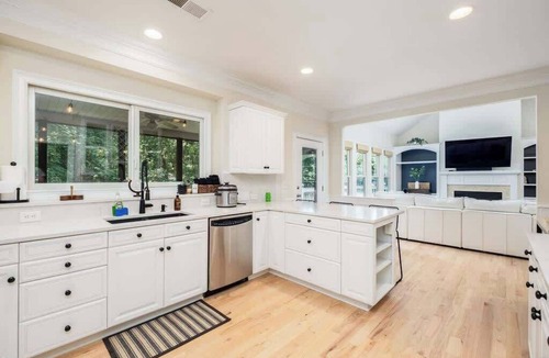Huntersville House | Blissful Lake Views + Hot Tub + Pool Table