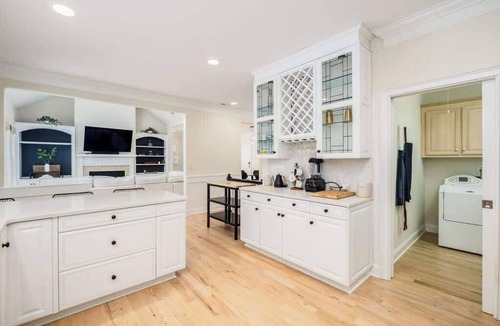 Huntersville House | Blissful Lake Views + Hot Tub + Pool Table