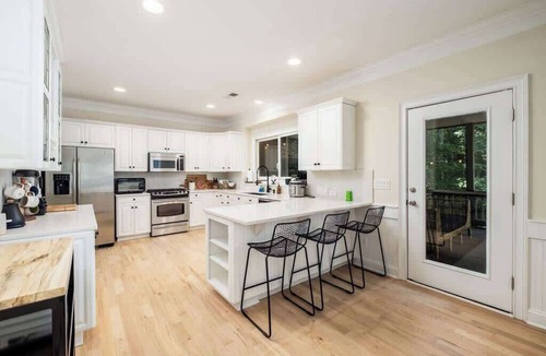Huntersville House | Blissful Lake Views + Hot Tub + Pool Table