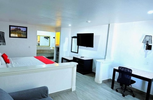 Oakville Hotel | Blissful Room Near Dairy Queen – Pool, Pets Allowed & Parking Included