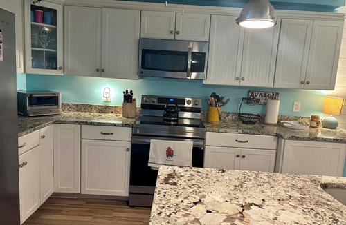 Avalon Condo | Block from beach- Super Clean beach condo - Comfy! Pet Friendly - Avalon-SH