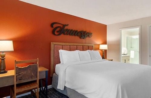 Pigeon Forge Hotel | BLOCK Laurel Crest - Studio