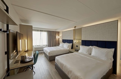 Gateway Hotel | Bloom Mississauga, Tapestry Collection by Hilton