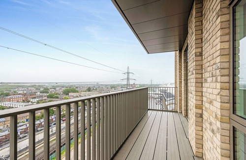 Docklands Apartment | Bloom of luxury