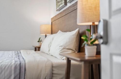 Pittsburgh House | Bloomfield Pittsburgh C Stylish and Cozy Private Bedroom, Shared Bathroom, with Free Parking