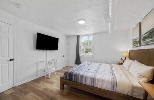 Pittsburgh House | Bloomfield Pittsburgh C Stylish and Cozy Private Bedroom, Shared Bathroom, with Free Parking