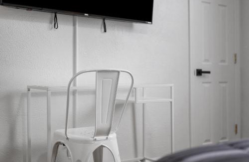 Pittsburgh House | Bloomfield Pittsburgh C Stylish and Cozy Private Bedroom, Shared Bathroom, with Free Parking