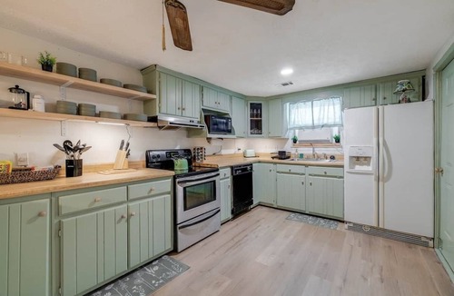 Pooler House | Bloomingdale - Mesa A - Retro! - 4BR Near Sav Airport