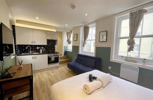 Hove Apartment | Bloomsaway Seafront Studio BN38BRU03