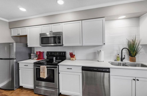 College Station Apartment | Blossom: Ground Floor, Comfy King Bed