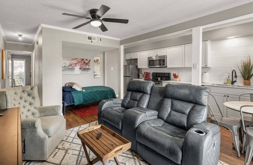 College Station Apartment | Blossom: Ground Floor, Comfy King Bed