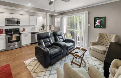 College Station Apartment | Blossom: Ground Floor, Comfy King Bed