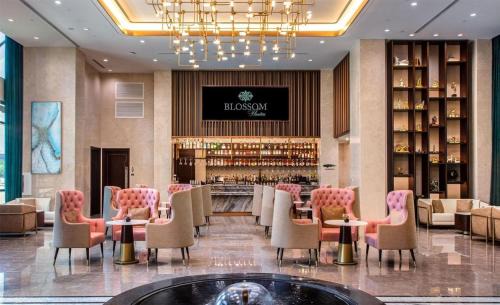 Texas Medical Center Hotel | Blossom Hotel Houston, Curio Collection by Hilton