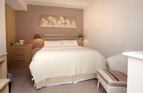 Tideswell Bed & Breakfast | Blossom House Bed & Breakfast