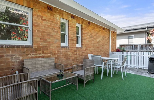Collaroy Beach House | Blu Ocean Views Collaroy - Sunroom & BBQ