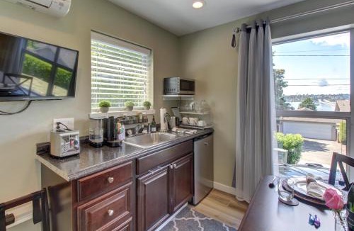 Mercer Island House | Blue Angels Room Mercer Island