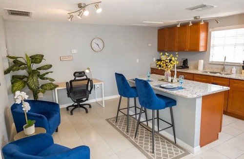 Pinecrest West Park Apartment | Blue Apartment-3 Miles to the Buccaneers Stadium
