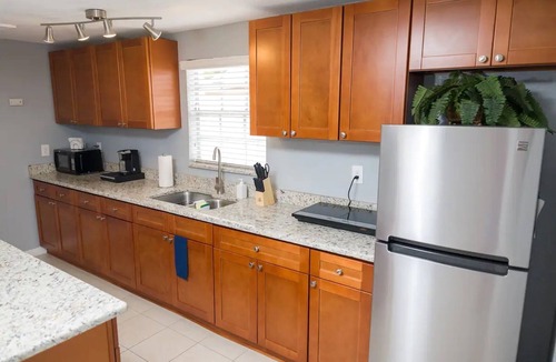 Pinecrest West Park Apartment | Blue Apartment-3 Miles to the Buccaneers Stadium