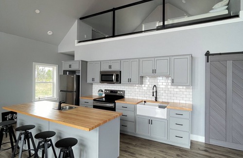 Colchester County House | Blue Beach House by the Bay. Waterfront with pool table and fast wifi.