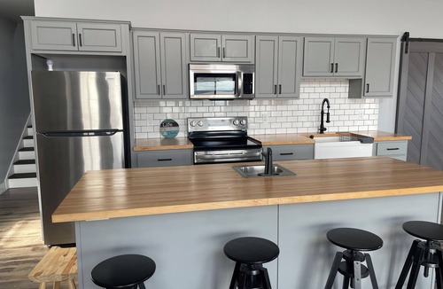 Colchester County House | Blue Beach House by the Bay. Waterfront with pool table and fast wifi.